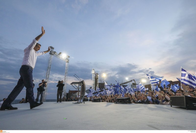Ο Κυριάκος Μητσοτάκης ανεβαίνει στην εξέδρα της συγκέντρωσης στη Θεσσαλονίκη