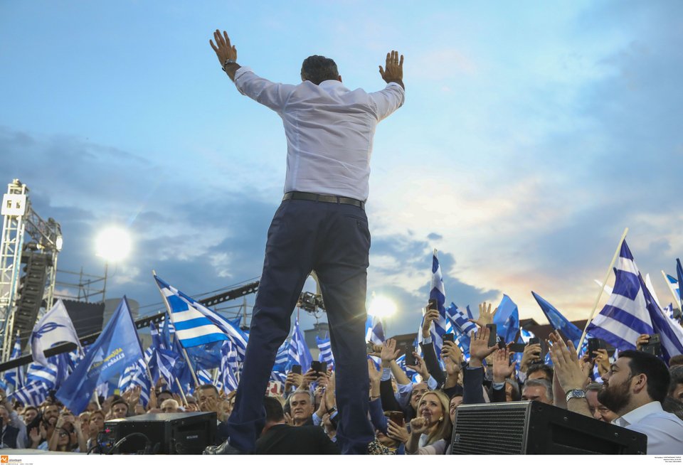 Ο Κυριάκος Μητσοτάκης χαιρετά τα πλήθη στη Θεσσαλονίκη