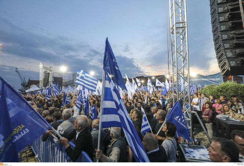 Πλήθος κόσμου με σημαίες της Ελλάδας και της Νέας Δημοκρατίας στη συγκέντρωση του Κυριάκου Μητσοτάκη