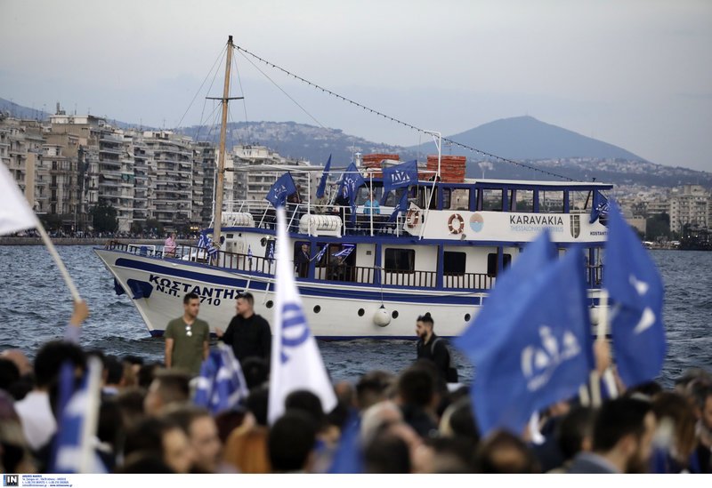 Με σημαίες της Νέας Δημοκρατίας παρακολουθούν την ομιλία του Κυριάκου Μητσοτάκη από πλοίο στο λιμάνι της Θεσσαλονίκης