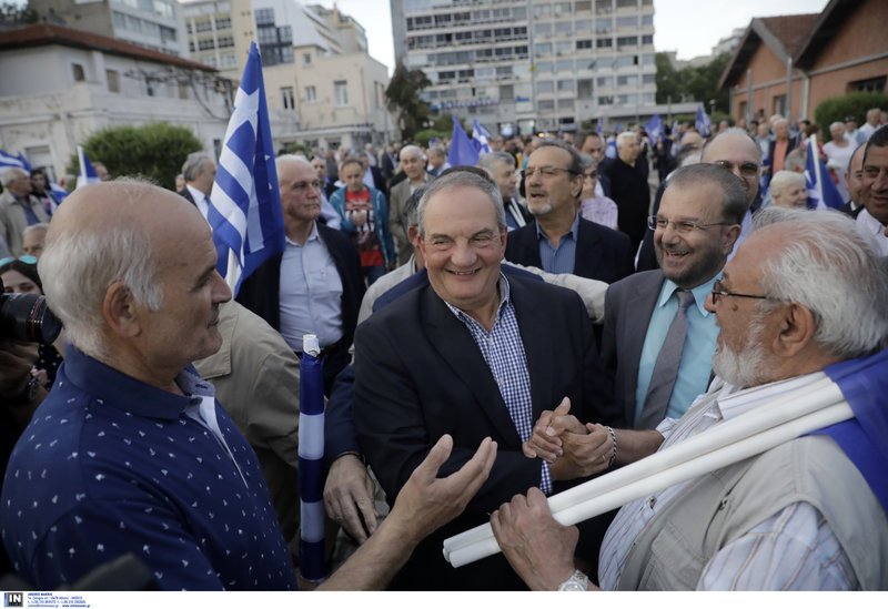 Ο πρώην πρωθυπουργός ανάμεσα στους πολίτες που βρέθηκαν στη συγκέντρωση του Κυριάκου Μητσοτάκη στη Θεσσαλονίκη