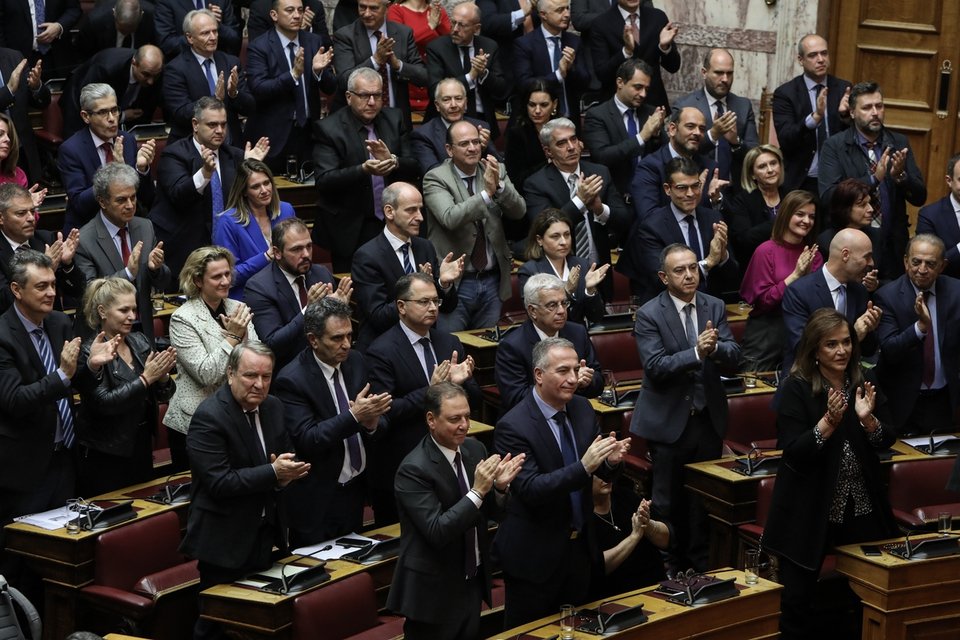 Οι βουλευτές της ΝΔ, όρθιοι, χειροκροτούν τον πρωθυπουργό που ανεβαίνει στο βήμα