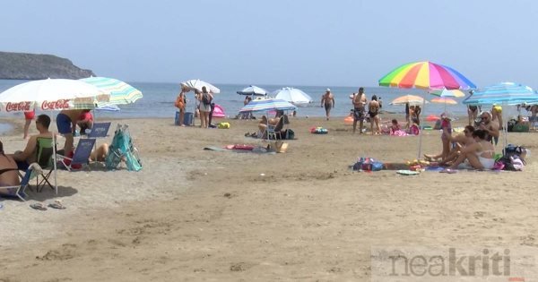 Πολύς κόσμος συγκεντρώθηκε και στις παραλίες των Χανίων το Σαββατοκύριακο, προσπαθώντας να τηρήσει παράλληλα και τις αποστάσεις