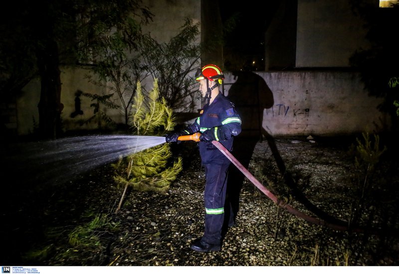 Πυροσβέστης λίγο μετά την κατάσβεση της πυρκαγιάς παραμένει στο σημείο.