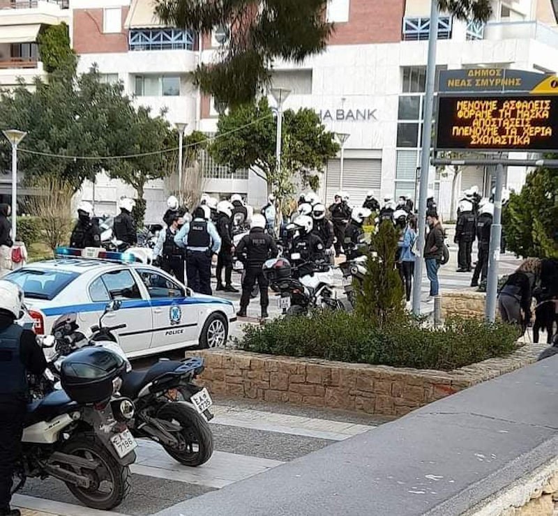 Ομάδα ατόμων, όταν είδε τους αστυνομικούς, κινήθηκε απειλητικά εναντίον τους, με αποτέλεσμα να ξεκινήσει συμπλοκή.