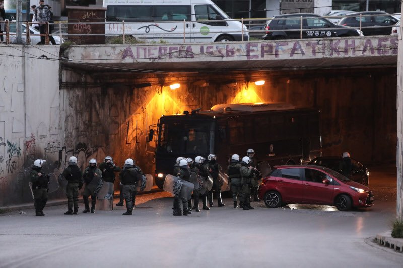 Ισχυρές αστυνομικές δυνάμεις σε κοντινή απόσταση από το αστυνομικό τμήμα της Νέας Σμύρνης / Φωτογραφία: SOOC
