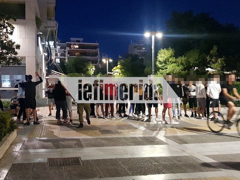 Ανθρωποι καθε ηλικίας στην πλατεία