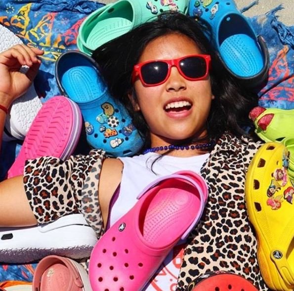 Κοπέλα με πολλά ζευγάρια crocs