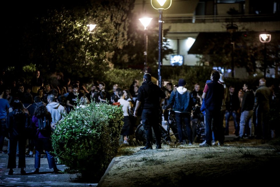 Δεκάδες νεαροί συγκεντρώθηκαν στην πλατεία Αγίου Ιωάννου στην Αγία Παρασκευή παρά τις συστάσεις των Αρχών