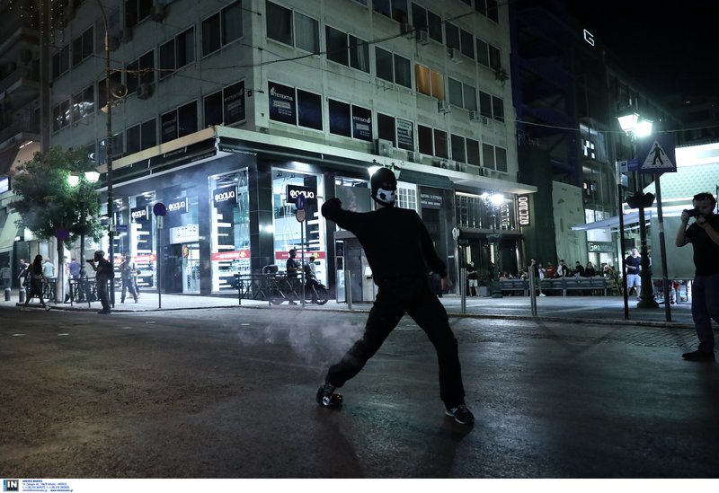 Νεαρός που συμμετείχε στα επεισόδια πετά πέτρες κατά των αστυνομικών