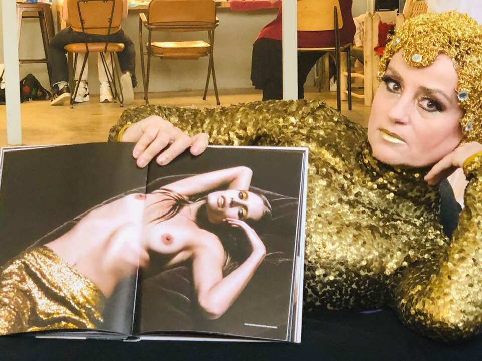 Η Καρυφυλλιά Καραμπέτη ποζάρει κρατώντας ένα λεύκωμα του Helmut Newton / Φωτογραφία Δημήτρης Καραντζάς
