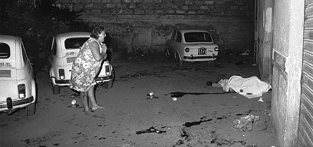 πτωμα με σεντονι γυναίκα κλαίει
