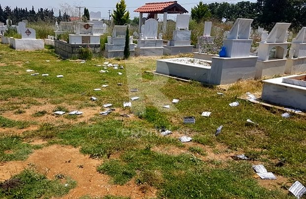 Φυλλάδια Χρυσής Αυγής σε νεκροταφείο