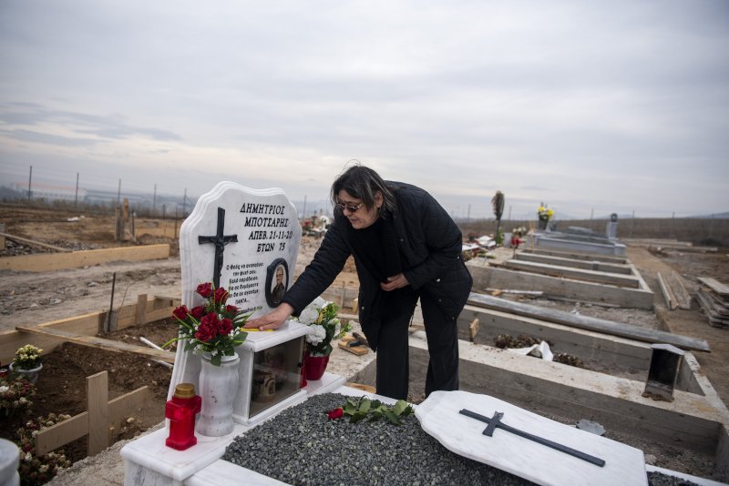 Η Χρυσάνθη Μπότσαρη καθαρίζει τον τάφο του συζύγου της
