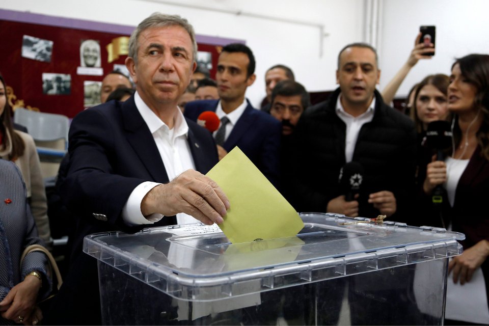 Τούρκος υποψήφιος δήμαρχος ψηφίζει στην κάλπη στην Άγκυρα
