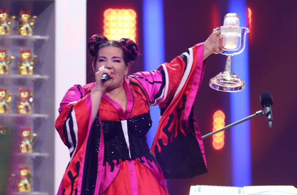 Η Νέτα από το Ισραήλ με το βραβείο της Eurovision στα χέρια