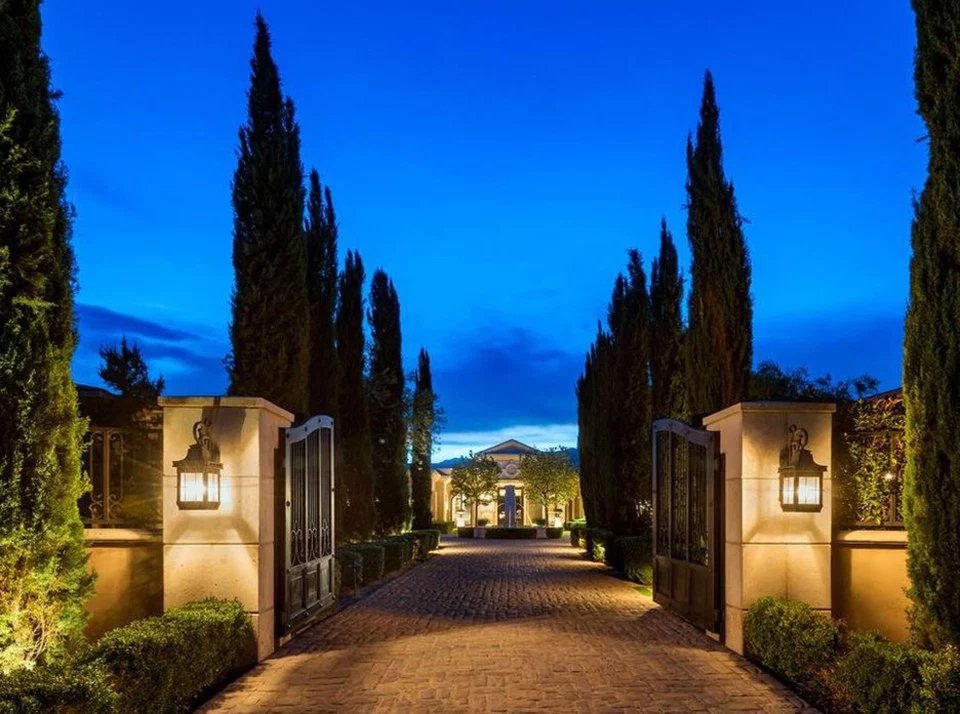 Μέσα στην νέα έπαυλη της Κιμ Καρντάσιαν