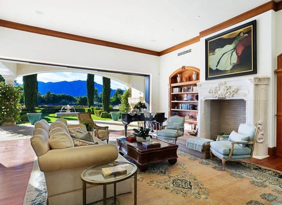 Το σαλόνι της νέας βίλας της Κιμ Καρντάσιαν