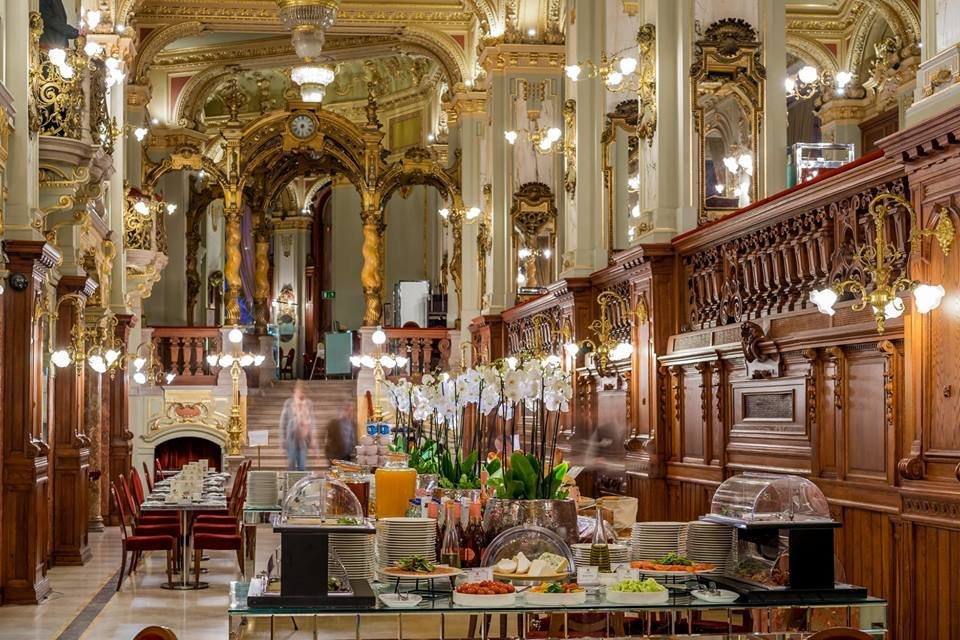 Εσωτερικό ξύλινο new york cafe