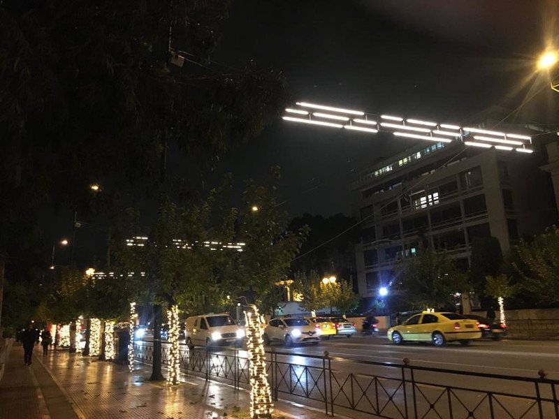 H Βασ. Σοφίας σήμερα το βράδυ καθώς τοποθετούνται φωτάκια στα δέντρα και προχωρούν οι εργασίες