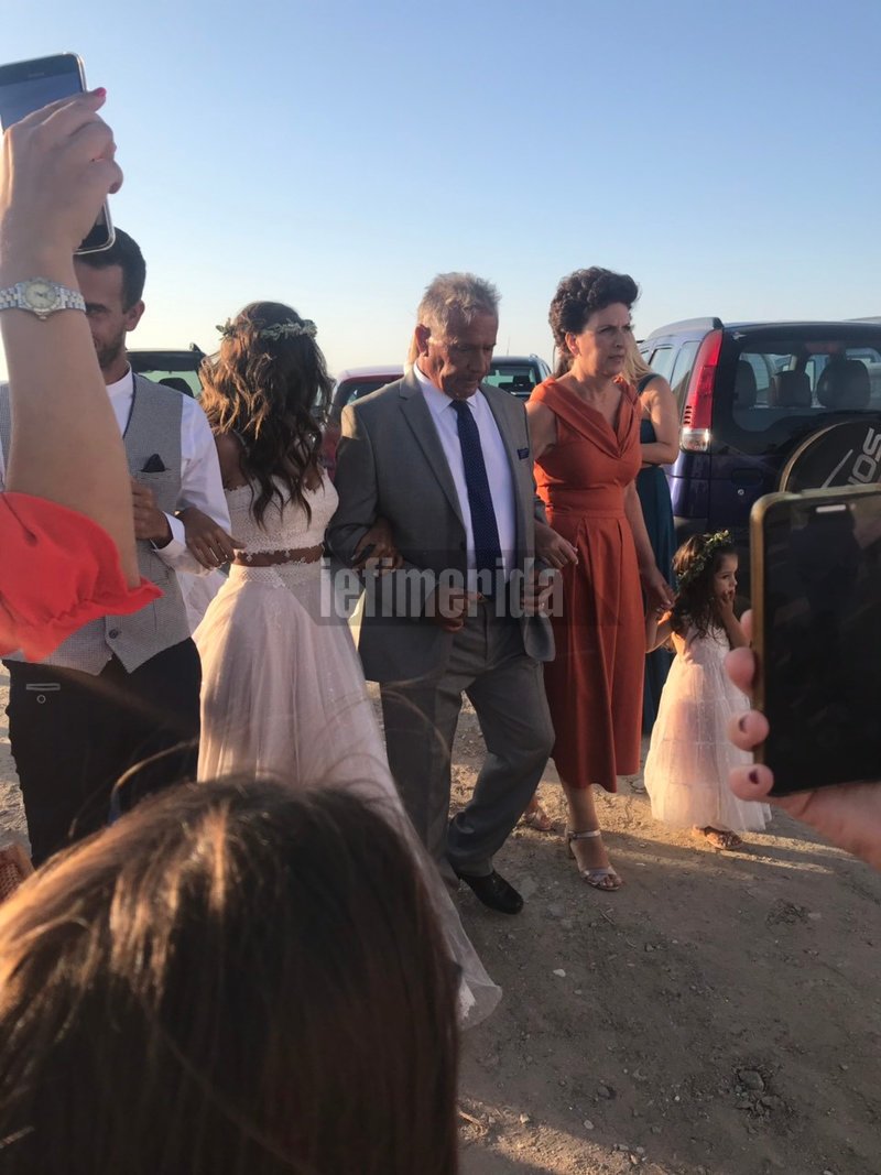 Την νύφη συνόδευσαν στην εκκλησία οι γονείς της