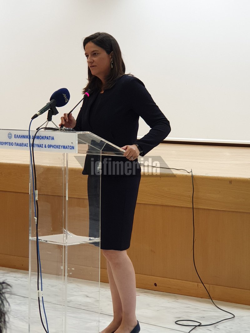 Η Νίκη Κεραμέως μιλά στο μικρόφωνο