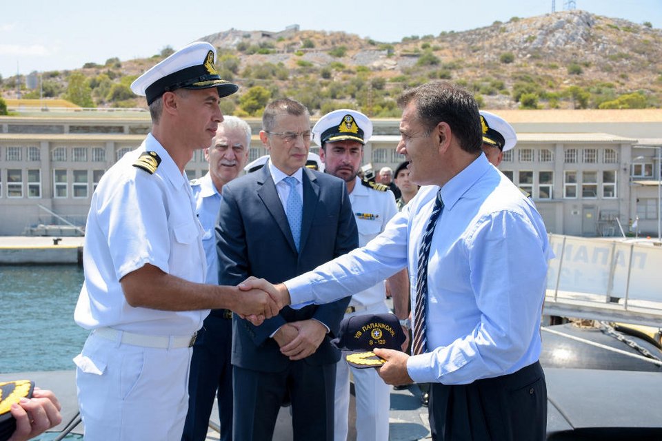 Ο Υπουργός Εθνικής Άμυνας κ. Νικόλαος Παναγιωτόπουλος, συνοδευόμενος από τον Αρχηγό ΓΕΕΘΑ Πτέραρχο Χρήστο Χριστοδούλου και τον Αρχηγό ΓΕΝ Αντιναύαρχο Νικόλαο Τσούνη ΠΝ, επισκέφθηκε το Αρχηγείο Στόλου στο Ναύσταθμο Σαλαμίνας