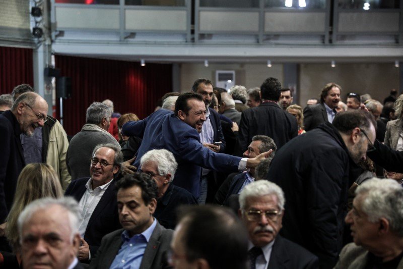 Ο Νίκος Παππάς γελάει