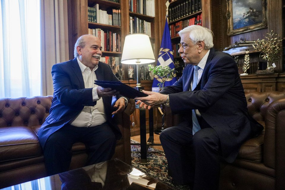 Ο Νίκος Βούτσης στο προεδρικό μέγαρο δίνει τα αποτελέσματα των βουλευτικών εκλογών στον Προκόπη Παυλόπουλο / Φωτογραφία: Eurokinissi