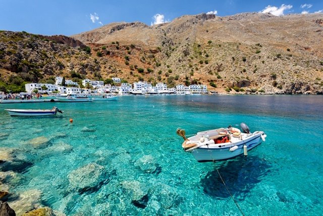 Ελληνικό νησί βάρκα θάλασσα λευκά σπίτια
