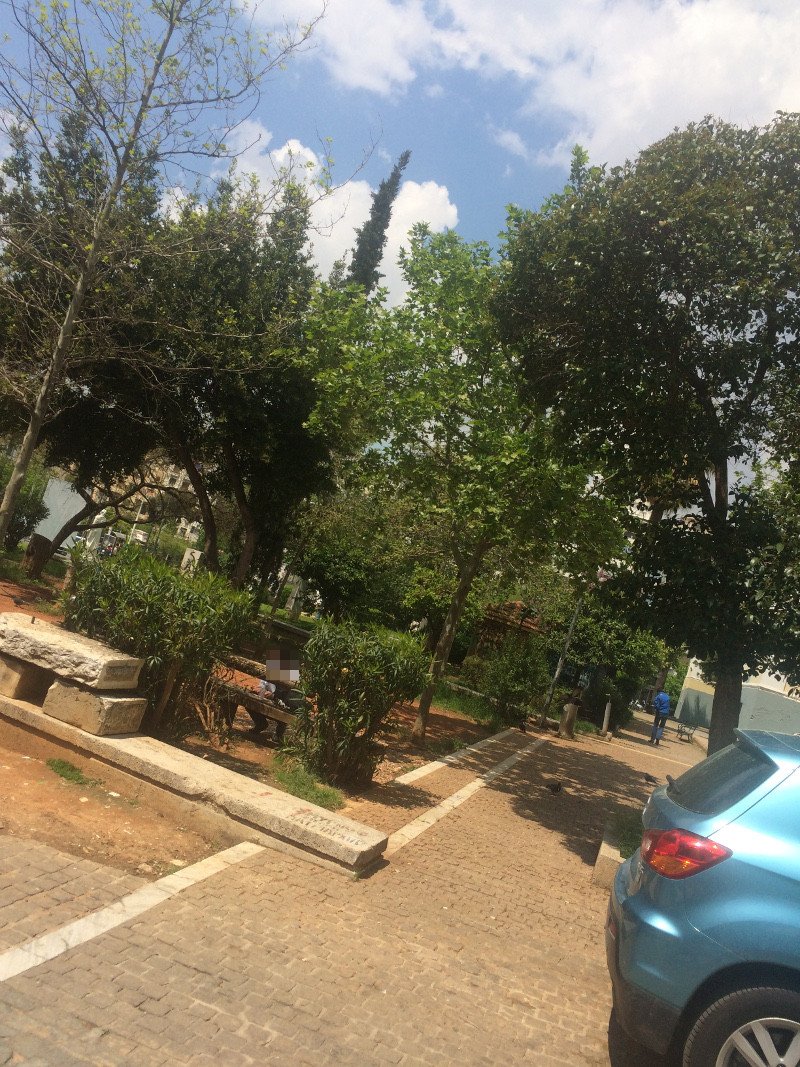 Ναρκομανής κάνει χρήση στο πάρκο της Νομικής