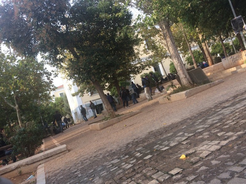Χρήστες ναρκωτικών στο παρκάκι δίπλα στη Νομική