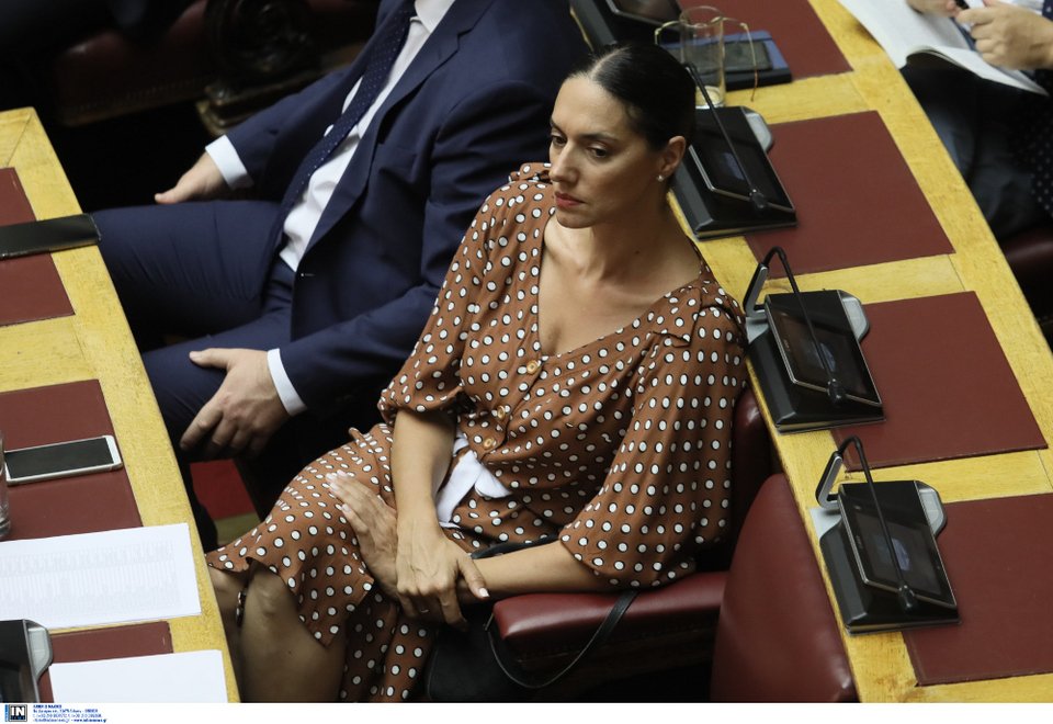 Η Νόνη Δούνια με καφέ πουά φόρεμα στα έδρανα της Βουλής