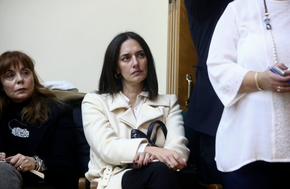 Η Νόνη Δούνια κοιτάζει