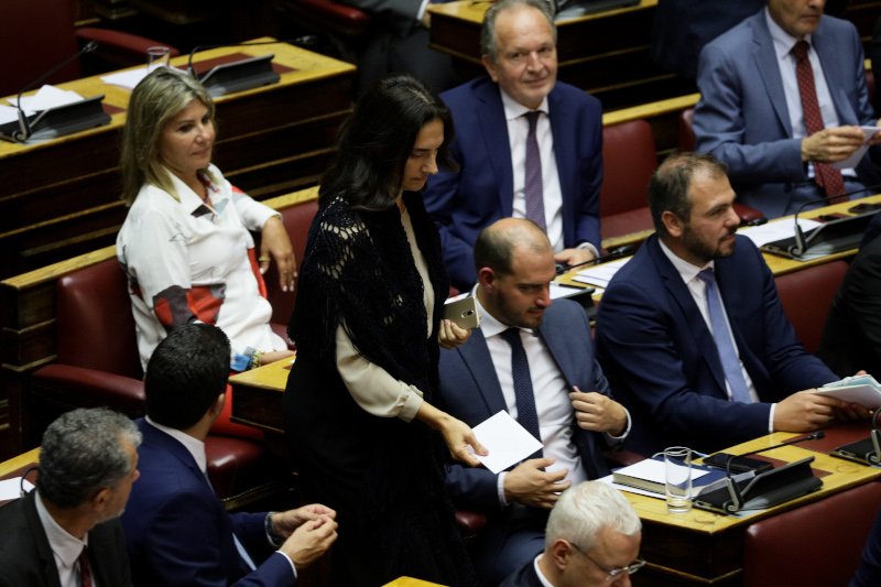Η Νόνη Δούνια με τον φάκελο ανά χείρας, έτοιμη να ψηφίσει στην ψηφοφορία της Τρίτης στη Βουλή / Φωτογραφία: Eurokinissi