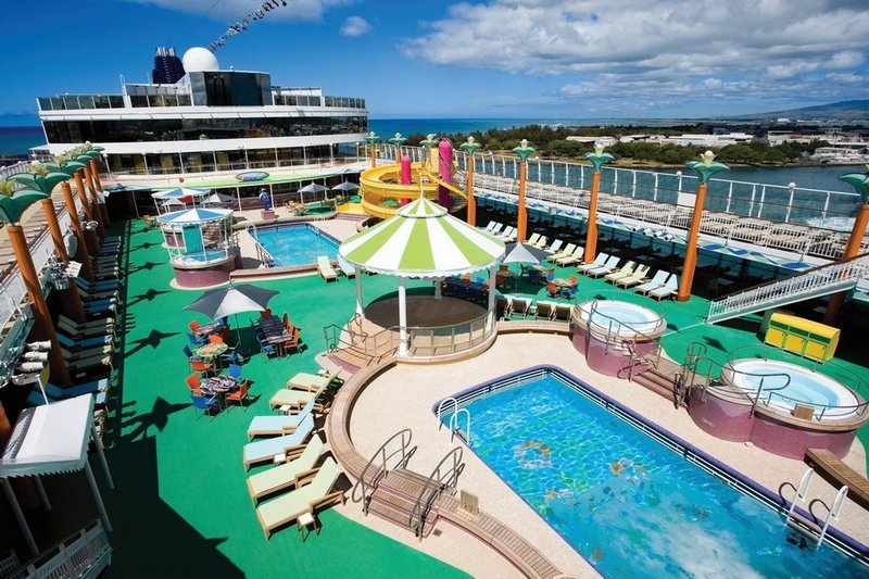 Οι πισίνες στο κατάστρωμα του Norwegian Jade