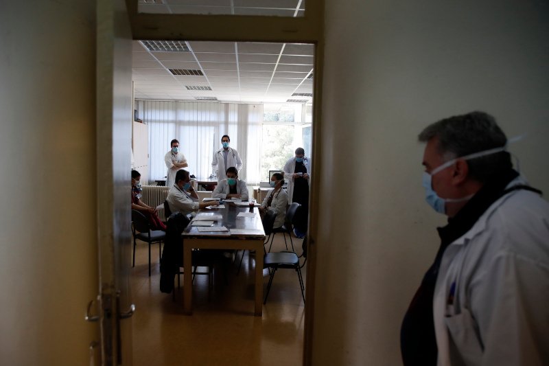 Φοιτητές ιατρικής συμμετέχουν στην πρωινή ενημέρωση των γιατρών στην παθολογική κλινική του νοσοκομείου «Σωτηρία»