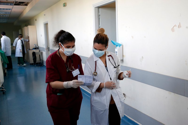 Η φοιτήτρια Ιατρικής Αδαμαντία Παπαμιχαήλ ενημερώνει την γιατρό Κατερίνα Μπακίρη στην Παθολογική Κλινική του Νοσοκομείου Σωτηρία