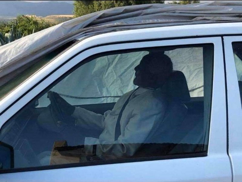 Ο αποθανών θάφτηκε με τα χέρια κολλημένα στο τιμόνι του αγαπημένου του αυτοκινήτου