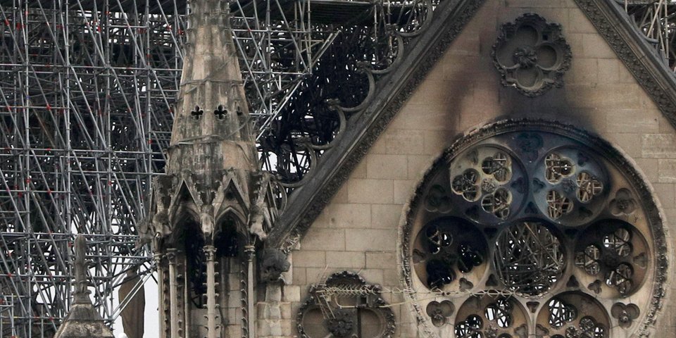 Εμφανείς οι σημαντικές φθορές στην Notre Dame -Φωτογραφία: AP