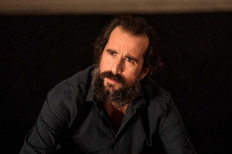 Ο Τάσος Νούσιας, ενας από τους σημαντικότερους ηθοποιούς της γενιάς του υποσδύεται τον Ιωνα Δραγούμη. Η πρεμιέρα της παράστασης είναι γιοα τις 17 Ιανουαρίου