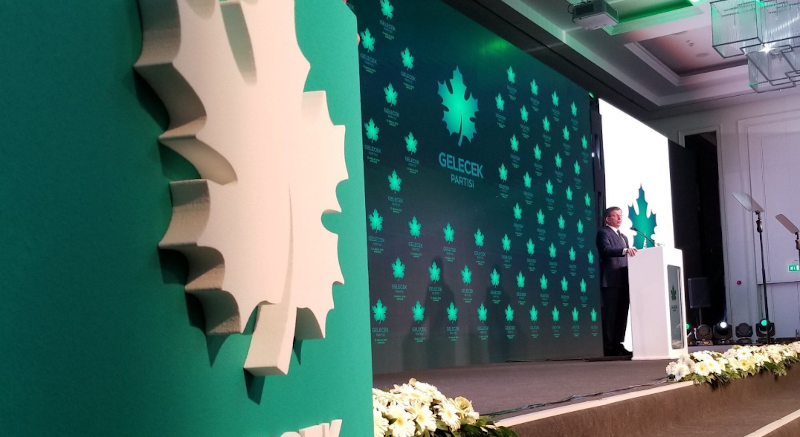 O Αχμέτ Νταβούτογλου κατά την παρουσίαση του κόμματός του 