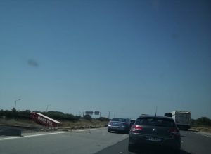 Οι διερχόμενοι οδηγοί παρατηρούσαν την νταλίκα που βρέθηκε εκτός ασφάλτου