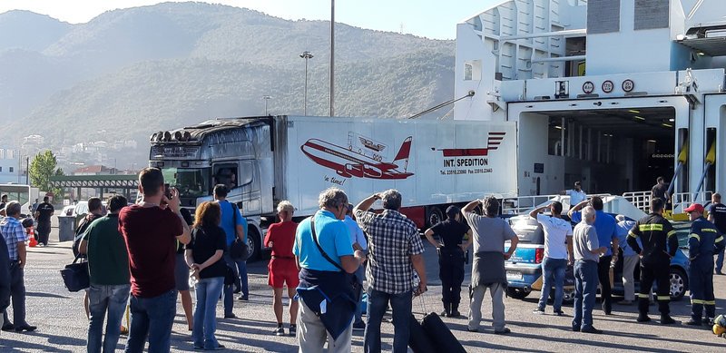 Καμένη νταλίκα βγαίνει από πλοίο