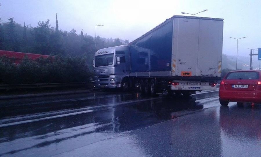 Η νταλίκα που δίπλωσε λόγω της κακοκαιρίας
