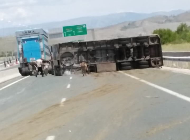 Η Νταλίκα προσέκρουσε στο στηθαίο και τούμπαρε στη μέση της Εγνατίας Οδού στην Κοζάνη