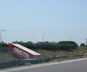 Η νταλίκα που βρέθηκε εκτός δρόμου