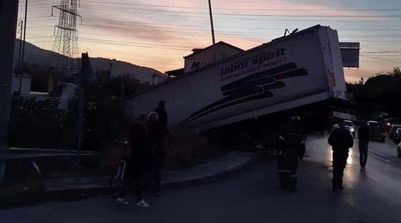 Πυροσβέστες στο σημείο για να βοηθήσουν να απεγκλωβιστεί ο οδηγός