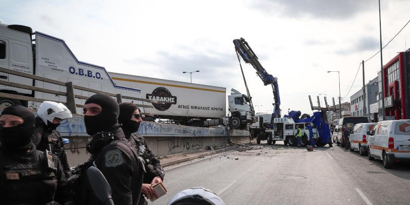 Κλειστά τα δύο ρεύματα της λεωφόρου με κατεύθυνση προς Πειραιά