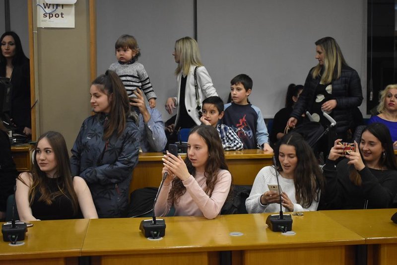 Νεαρές θαυμάστριες του Ντάνου στην παρουσίαση του βιβλίου του στη Λάρισα